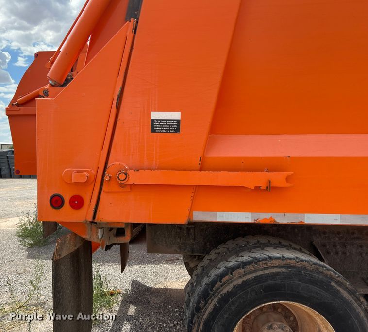 image for item DK7030 2009 Peterbilt 320  refuse truck