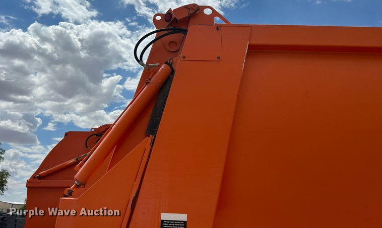 image for item DK7030 2009 Peterbilt 320  refuse truck