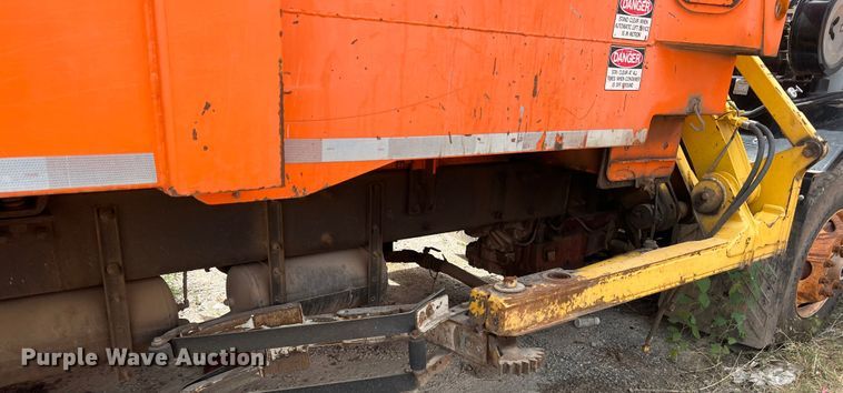 image for item DK7030 2009 Peterbilt 320  refuse truck