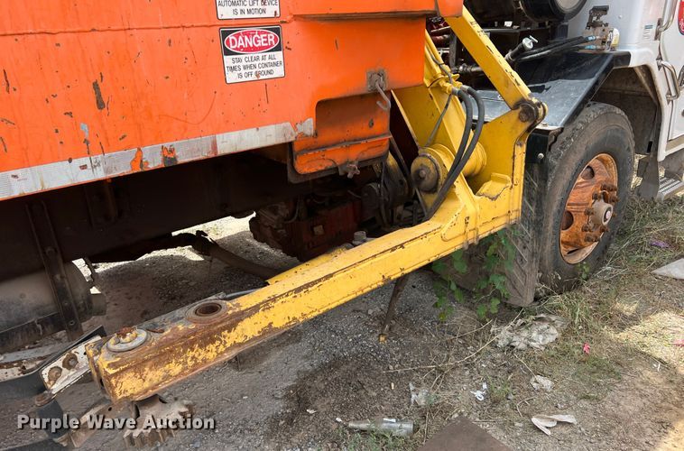 image for item DK7030 2009 Peterbilt 320  refuse truck