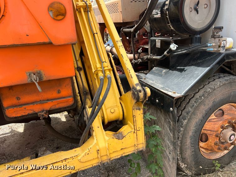 image for item DK7030 2009 Peterbilt 320  refuse truck