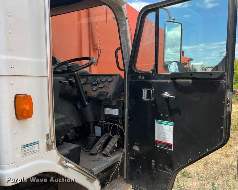 image for item DK7030 2009 Peterbilt 320  refuse truck