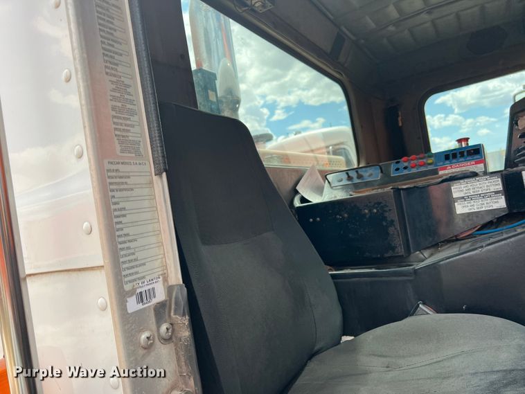 image for item DK7030 2009 Peterbilt 320  refuse truck