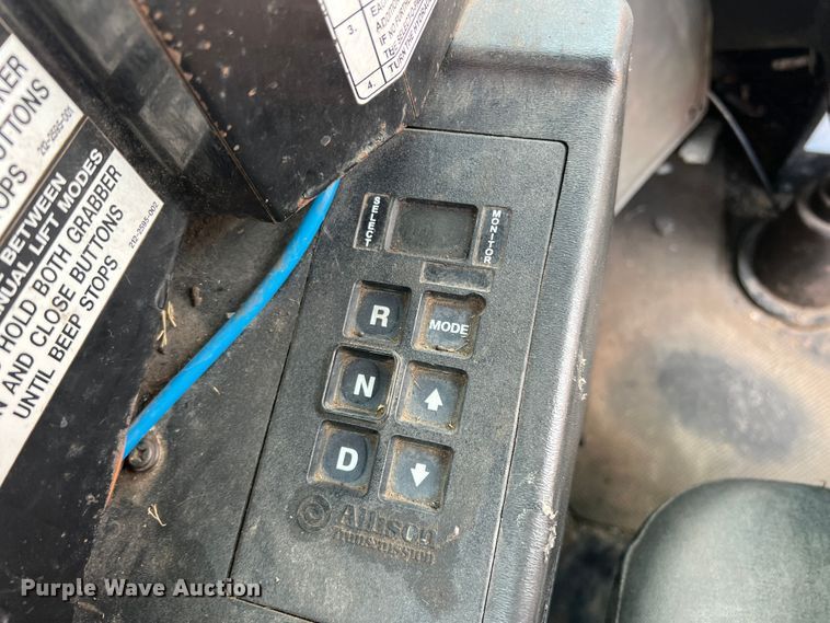 image for item DK7030 2009 Peterbilt 320  refuse truck