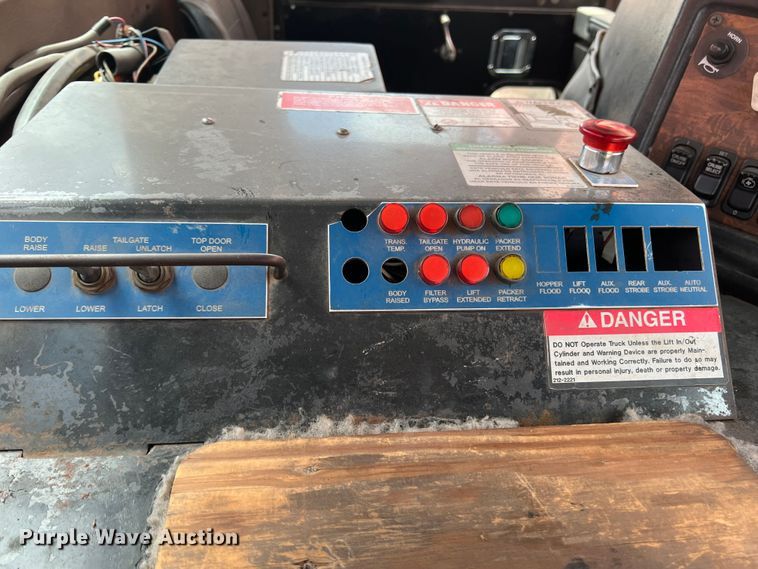 image for item DK7030 2009 Peterbilt 320  refuse truck