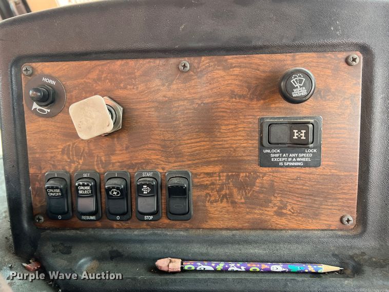 image for item DK7030 2009 Peterbilt 320  refuse truck