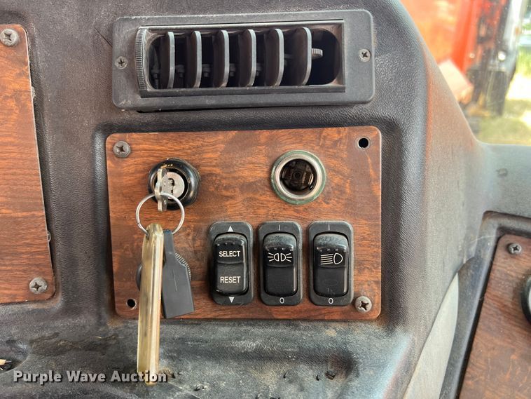 image for item DK7030 2009 Peterbilt 320  refuse truck