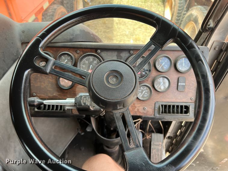 image for item DK7030 2009 Peterbilt 320  refuse truck