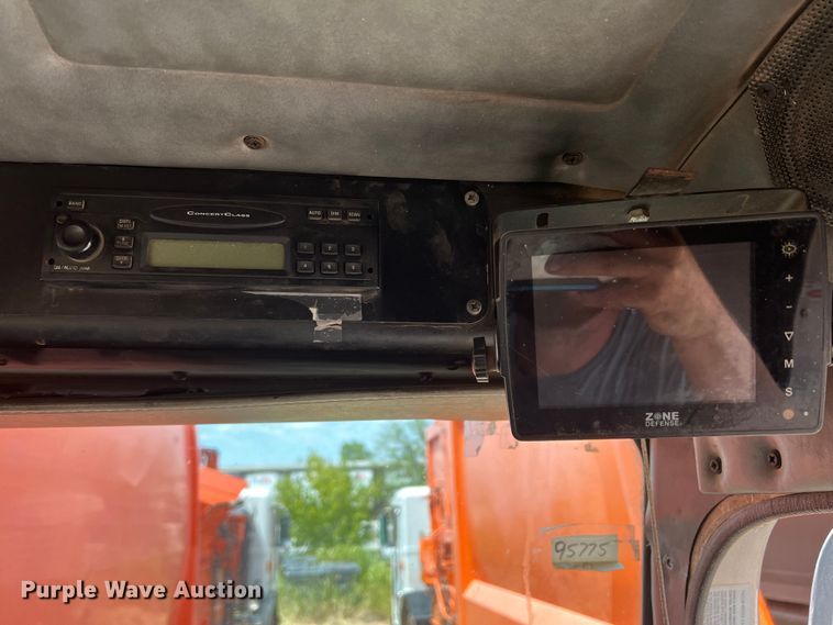 image for item DK7030 2009 Peterbilt 320  refuse truck