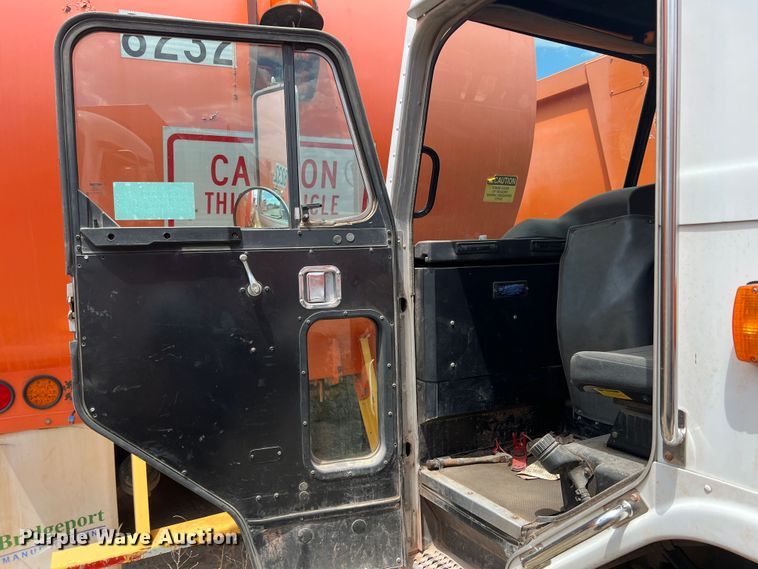 image for item DK7030 2009 Peterbilt 320  refuse truck