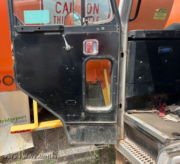 image for item DK7030 2009 Peterbilt 320  refuse truck