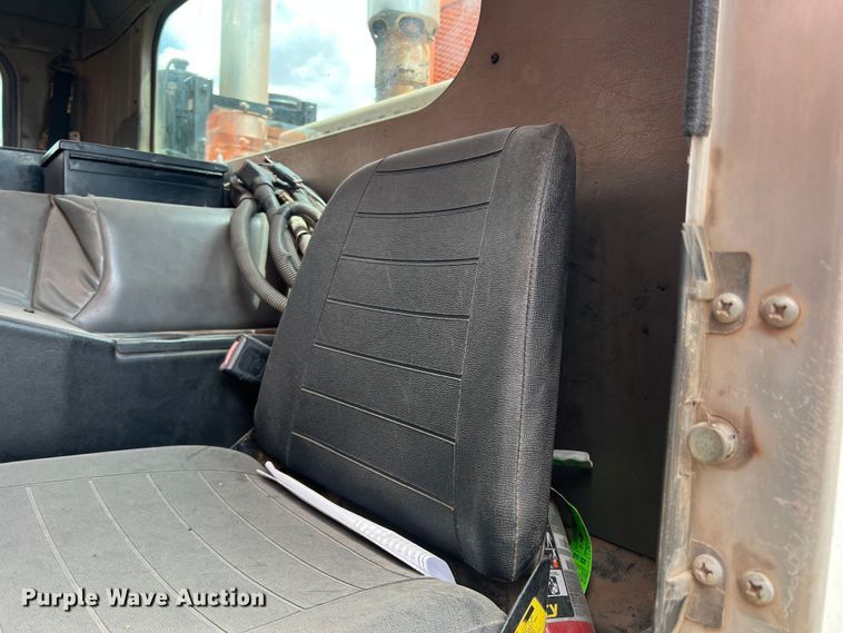 image for item DK7030 2009 Peterbilt 320  refuse truck