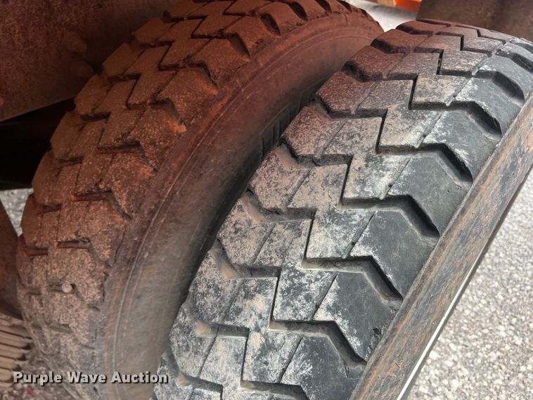 image for item DK7030 2009 Peterbilt 320  refuse truck