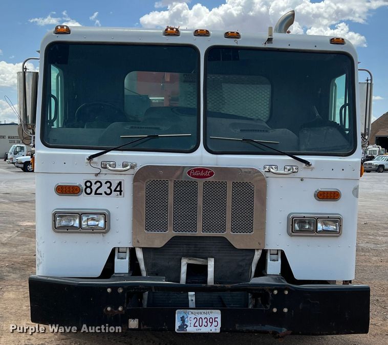 image for item DK7031 2013 Peterbilt 320  refuse truck