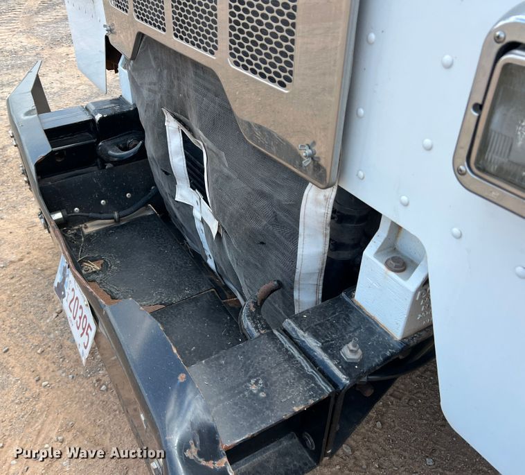 image for item DK7031 2013 Peterbilt 320  refuse truck