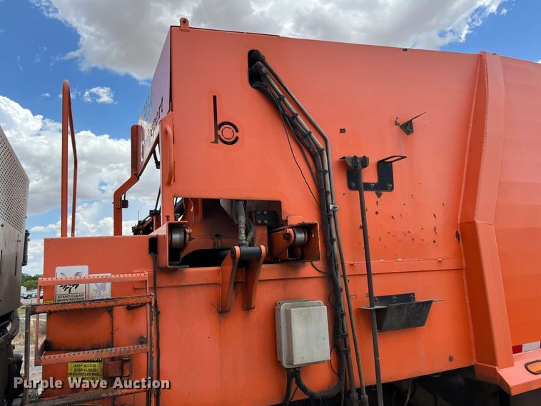 image for item DK7031 2013 Peterbilt 320  refuse truck