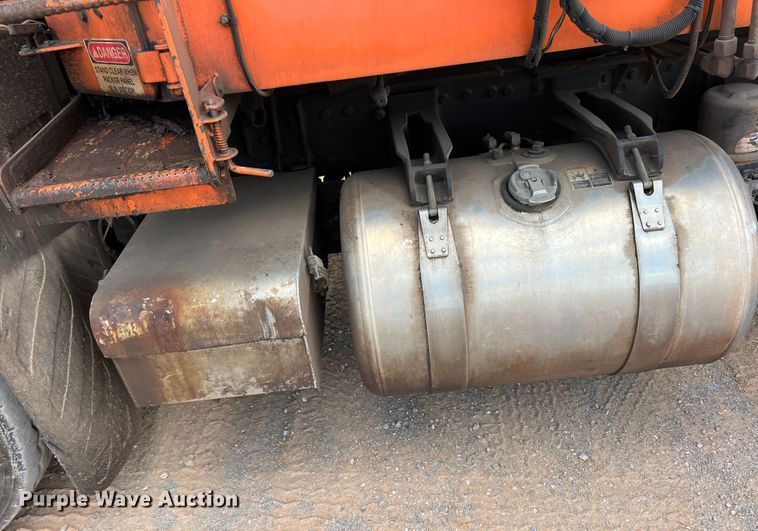 image for item DK7031 2013 Peterbilt 320  refuse truck