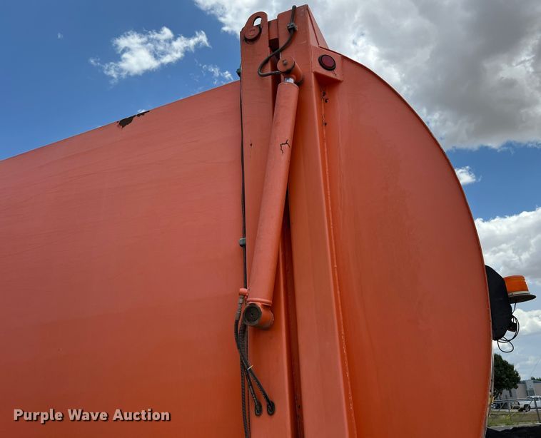 image for item DK7031 2013 Peterbilt 320  refuse truck