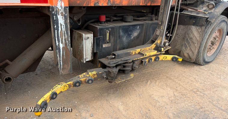 image for item DK7031 2013 Peterbilt 320  refuse truck