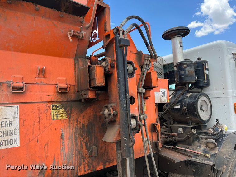 image for item DK7031 2013 Peterbilt 320  refuse truck