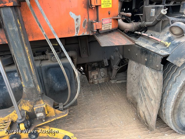 image for item DK7031 2013 Peterbilt 320  refuse truck