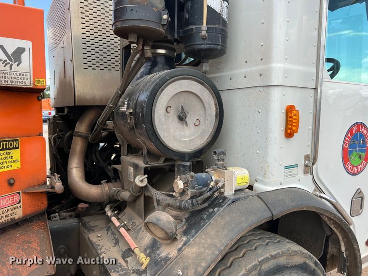 image for item DK7031 2013 Peterbilt 320  refuse truck