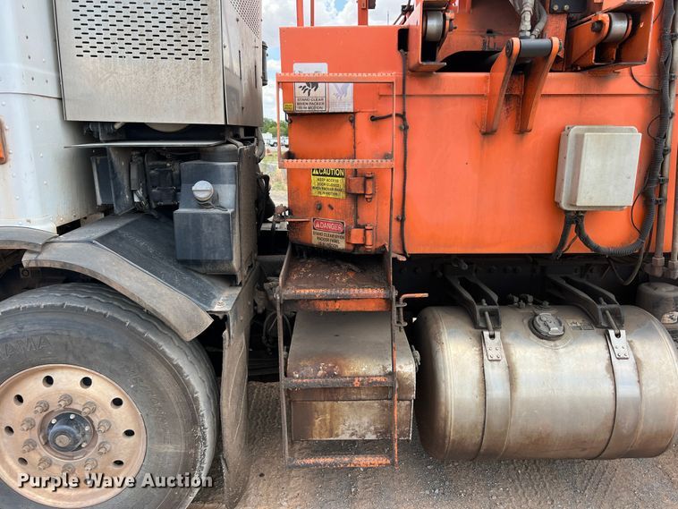 image for item DK7031 2013 Peterbilt 320  refuse truck