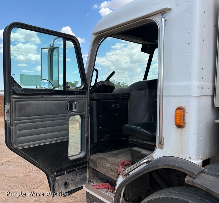 image for item DK7031 2013 Peterbilt 320  refuse truck