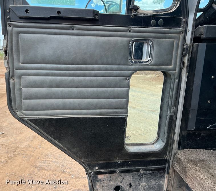 image for item DK7031 2013 Peterbilt 320  refuse truck