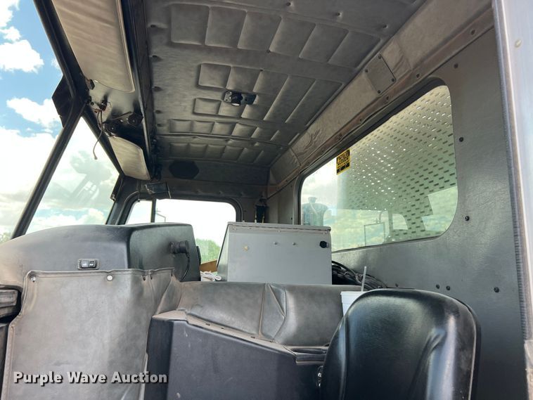 image for item DK7031 2013 Peterbilt 320  refuse truck