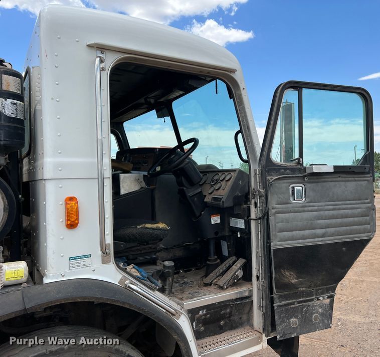 image for item DK7031 2013 Peterbilt 320  refuse truck