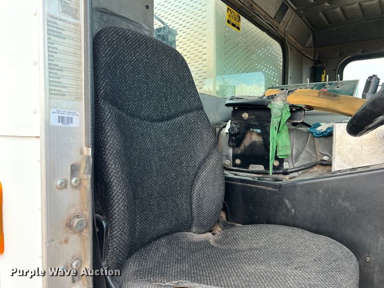 image for item DK7031 2013 Peterbilt 320  refuse truck