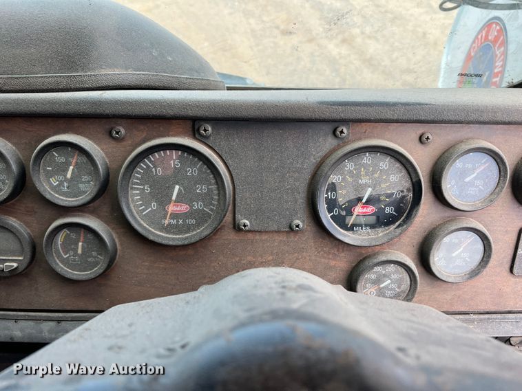 image for item DK7031 2013 Peterbilt 320  refuse truck