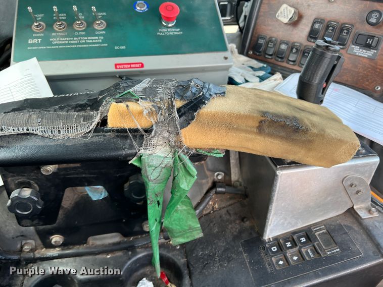 image for item DK7031 2013 Peterbilt 320  refuse truck