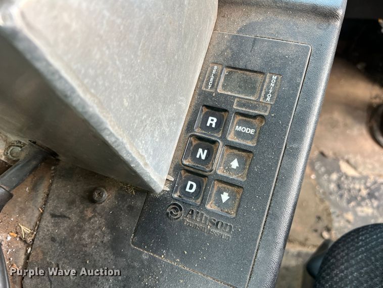 image for item DK7031 2013 Peterbilt 320  refuse truck