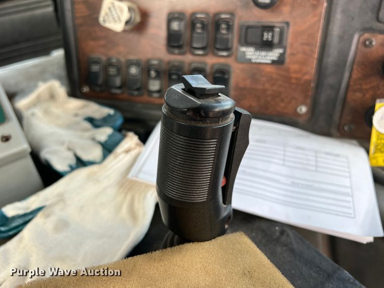 image for item DK7031 2013 Peterbilt 320  refuse truck