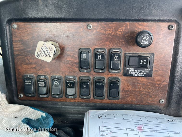 image for item DK7031 2013 Peterbilt 320  refuse truck