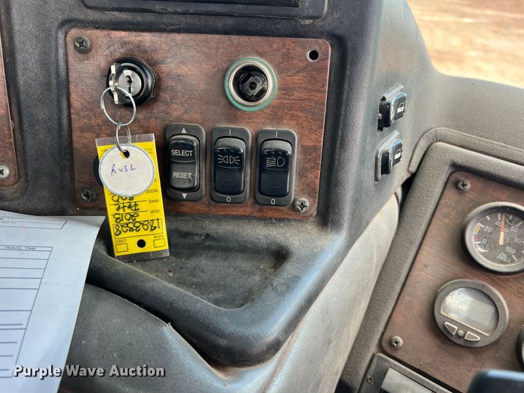 image for item DK7031 2013 Peterbilt 320  refuse truck