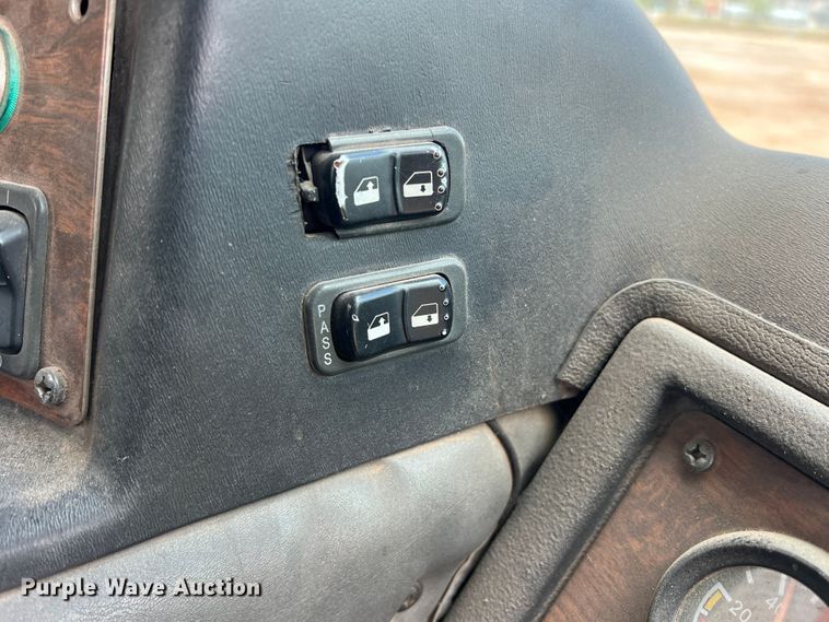 image for item DK7031 2013 Peterbilt 320  refuse truck