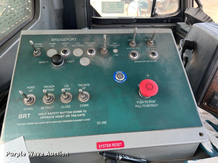 image for item DK7031 2013 Peterbilt 320  refuse truck