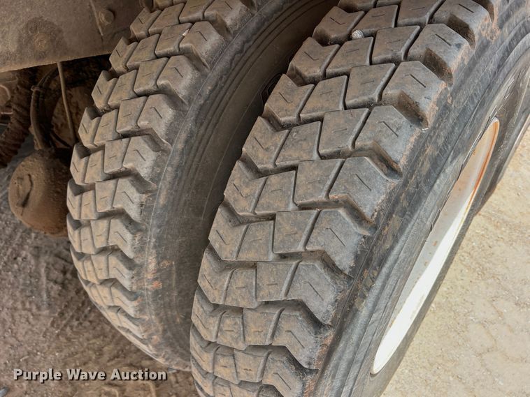 image for item DK7031 2013 Peterbilt 320  refuse truck