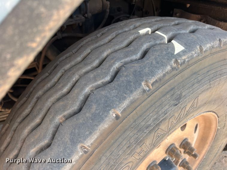 image for item DK7031 2013 Peterbilt 320  refuse truck