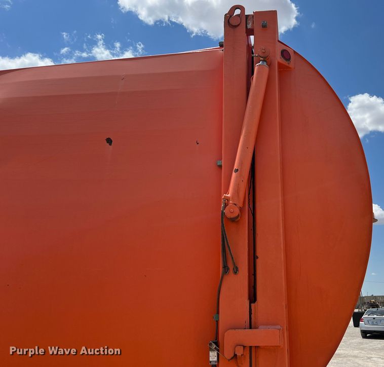 image for item DK7032 2012 Peterbilt 320  refuse truck