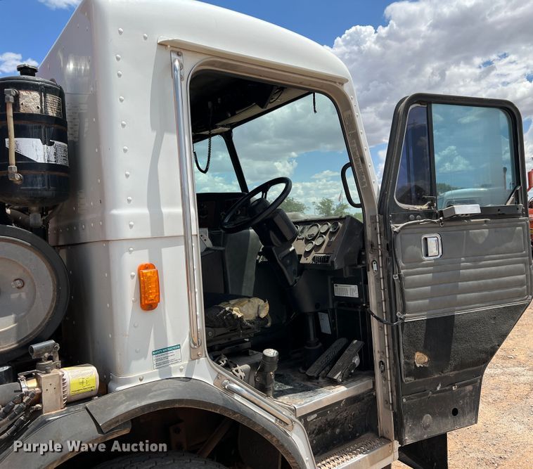 image for item DK7032 2012 Peterbilt 320  refuse truck