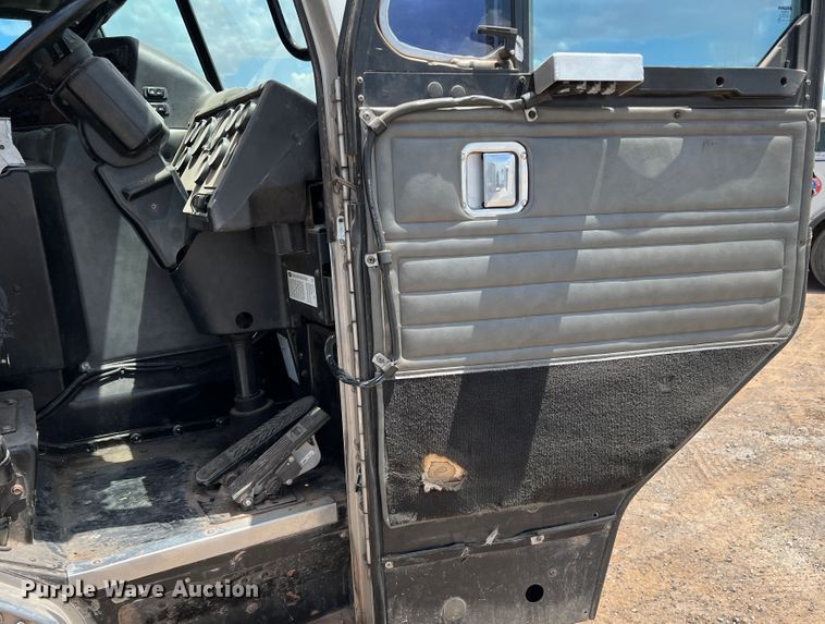 image for item DK7032 2012 Peterbilt 320  refuse truck