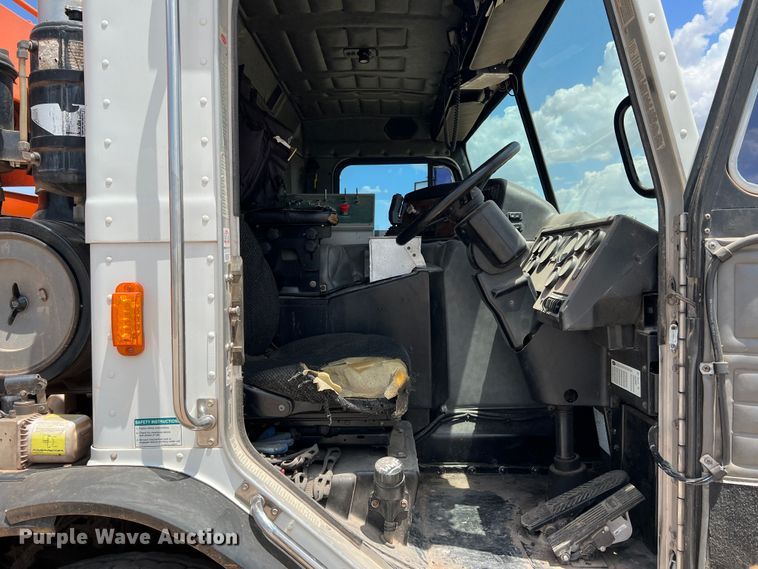 image for item DK7032 2012 Peterbilt 320  refuse truck