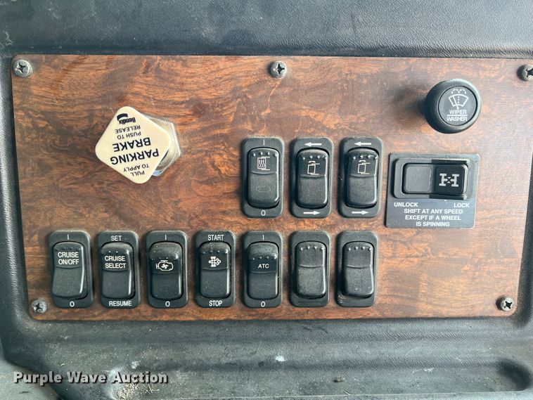 image for item DK7032 2012 Peterbilt 320  refuse truck