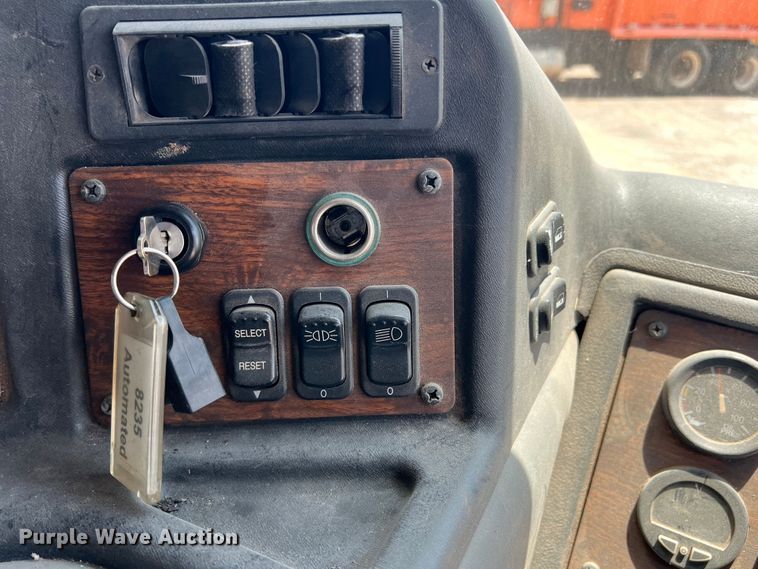 image for item DK7032 2012 Peterbilt 320  refuse truck