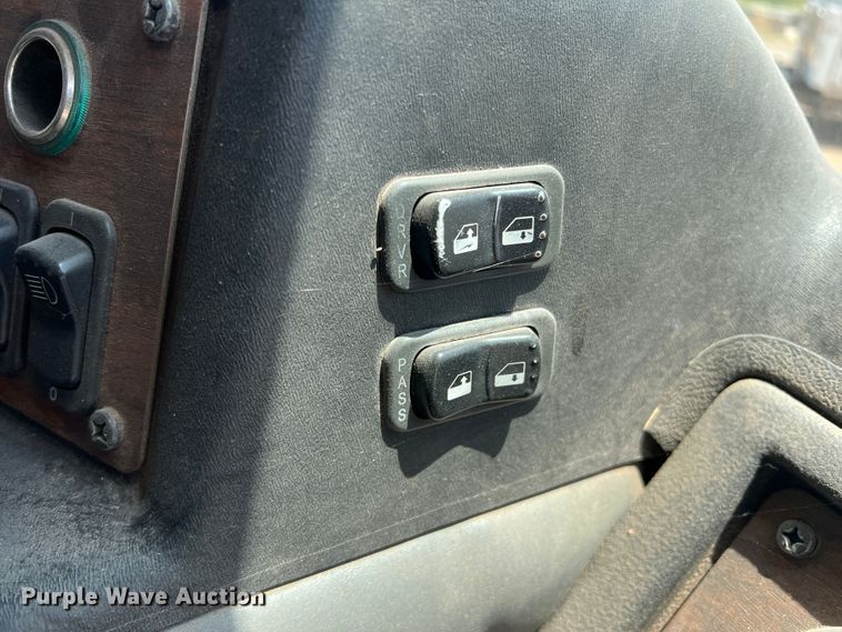 image for item DK7032 2012 Peterbilt 320  refuse truck