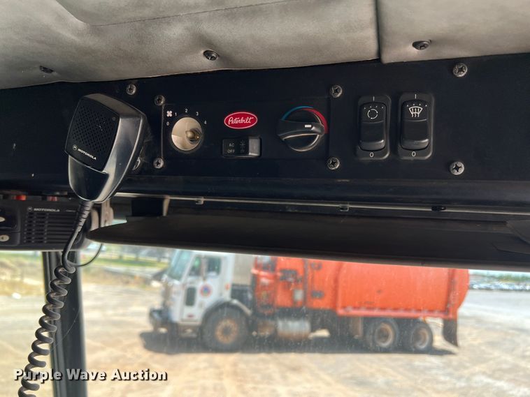 image for item DK7032 2012 Peterbilt 320  refuse truck